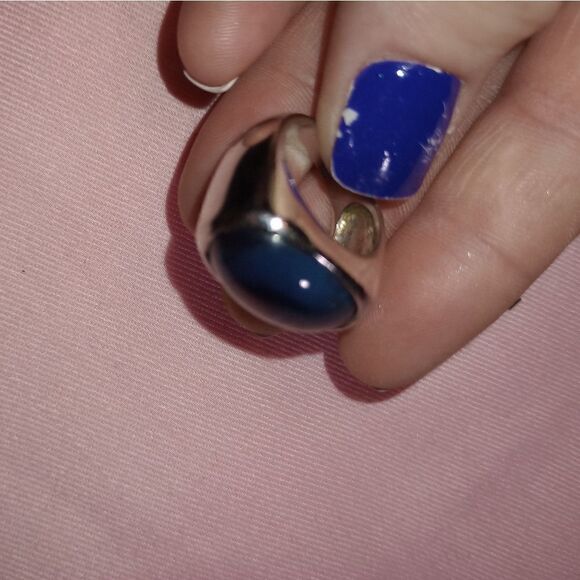 Size six vintage silver ring with a blue oval stone set - Picture 1 of 9